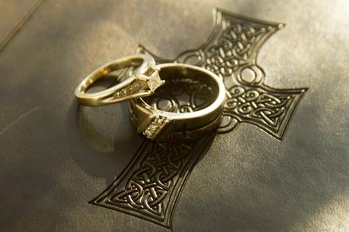 matrimonio-cristiano-anillos-sobre-biblia-con-cruz