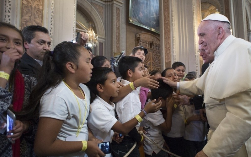 E Papa Francisco habla a los niños de catecismo